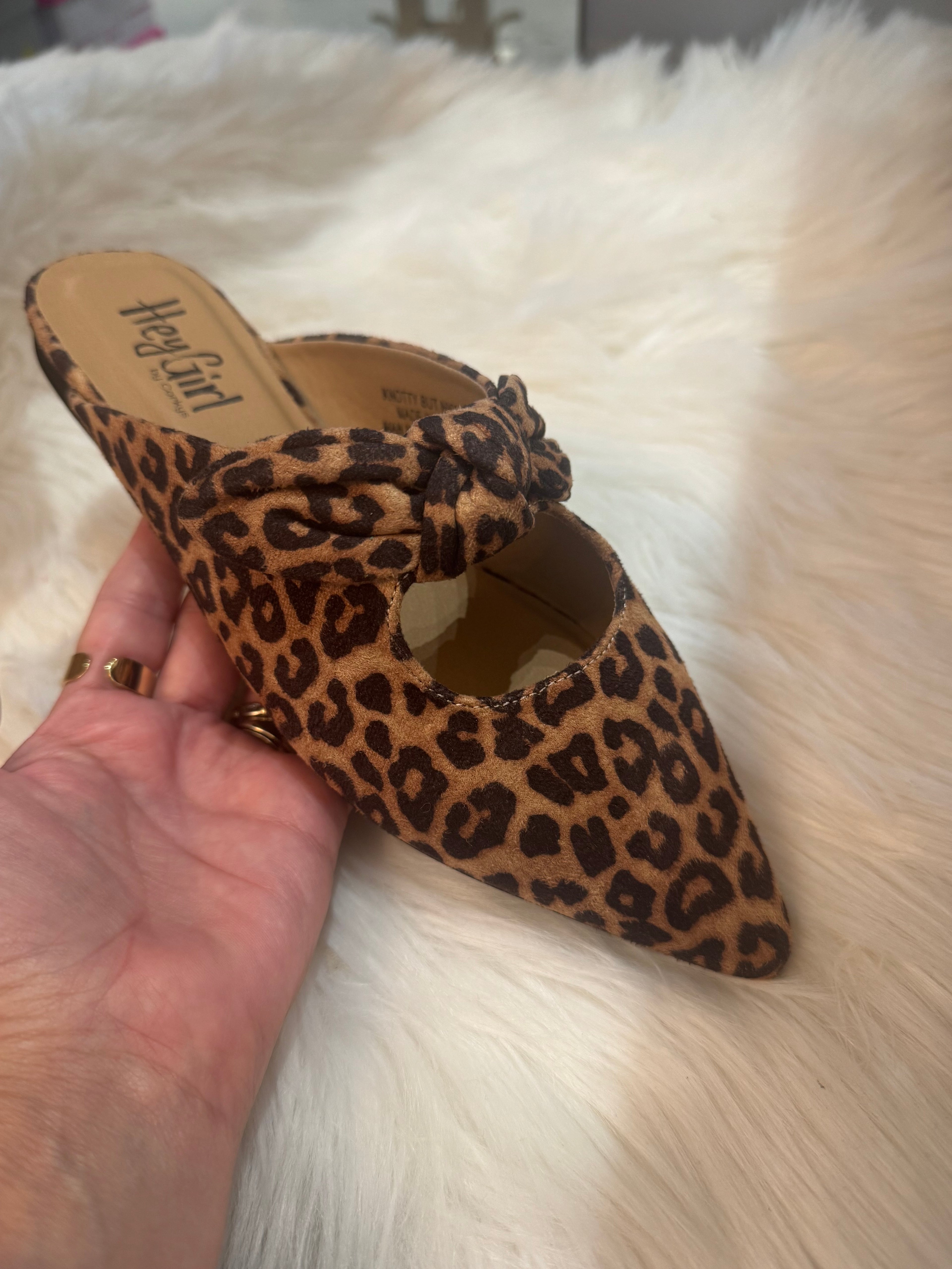 Knotty But Nice Leopard Flat